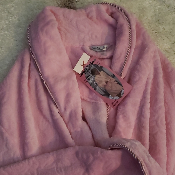 Sculpted Floral Robe - Picture 2 of 3